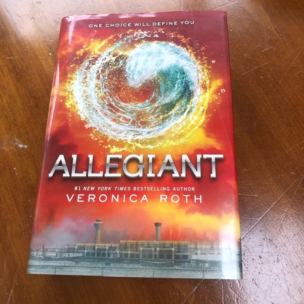 Allegiant by - Veronica Roth book is like new